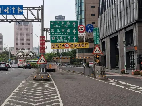 ▲位於台北市信義區基隆路汽機車混合道地下道口前標示「限高2M請減速慢行」。（圖／警方提供）