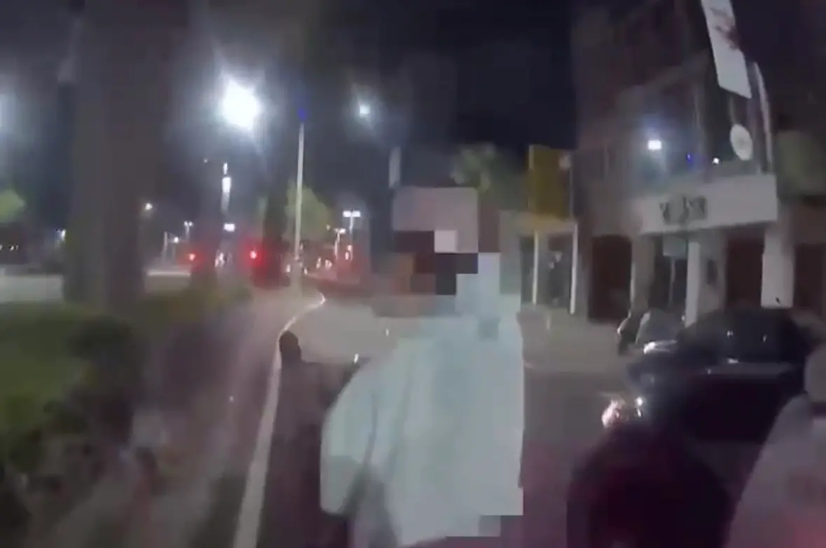 ▲前鎮警於前金區中華四路尋獲黃婦。當時阿嬤已連續騎車近12小時，所幸身體狀況無礙。員警立即將其帶返派出所安置，並通知家屬前來撤尋。（圖／記者郭凱翻攝）