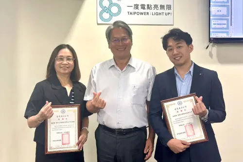 ▲大用戶座談會，台電處長仇忠銘（中）感謝廠商恩盈企業經理郭以諾（右）、陸仕企業董事長特助馮厚蓉（左）分享經驗。（圖／台電屏東區處提供）