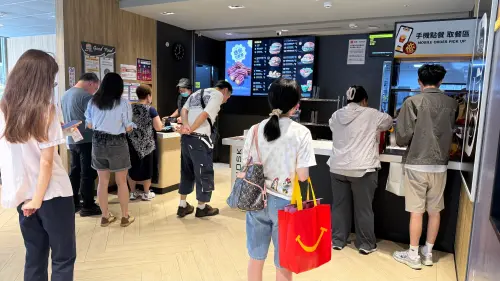 直擊／麥當勞耀西開賣！各地排隊人潮包圍餐廳　瑪利歐公仔最終回