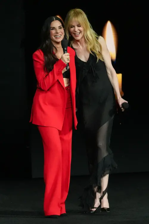 ▲珊卓布拉克（左）陪妮可基嫚（右）一起上台，宣傳她們主演的《超異能快感2》。（圖／美聯社／達志影像）