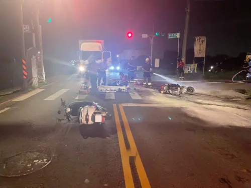 禍不單行！桃園男挨撞下秒機車「燒成火球」　雙腿2度燒燙傷送醫