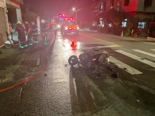 ▲桃園男挨撞後機車「燒成火球」，雙腿2度燒燙傷送醫。（圖／警方提供）