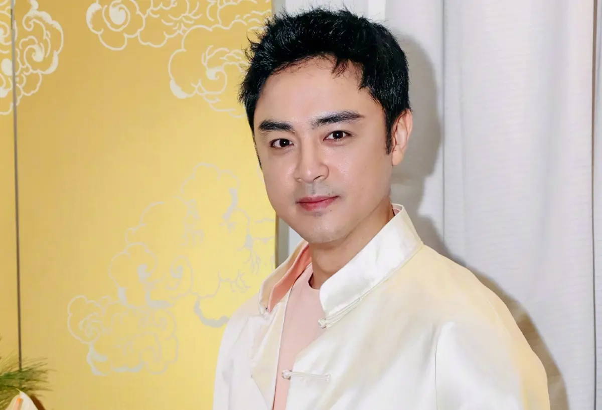 ▲明道近日罕見曬出愛女的正臉照，濃眉大眼完美遺傳爸爸神基因，照片火速在微博瘋傳，粉絲狂讚：「好像洋娃娃」。（圖／微博@明道）