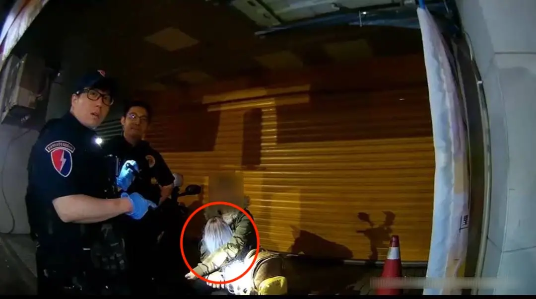 ▲新北環河快速道路往三重方向10日凌晨驚見一輛龜速車，被眼尖員警盯上後上前攔查。（圖／警方提供）