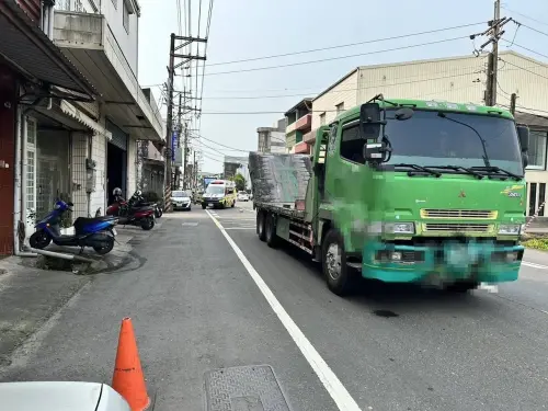 快訊／緊貼聯結車旁！桃園女騎士下秒發生碰撞　遭巨輪輾爆頭慘死