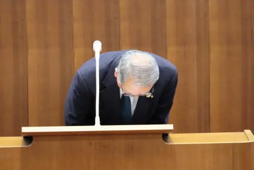 日本78歲老議員「開會玩手遊」挨罵！鞠躬道歉親曝這款玩上癮