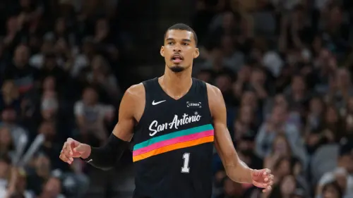 ▲馬刺隊本季豪取62勝，並迅速竄升至聯盟頂端，但外界最關注的依然是7呎4吋（約224公分）的外星人文班亞馬，能否在季後賽的高壓防守下維持統治力。（圖／美聯社／達志影像）