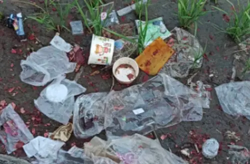 ▲早期白沙屯媽祖進香氛圍單純，大家互相提醒、珍惜資源，如今卻出現排隊搶結緣品、重複索取福食、亂丟垃圾等亂象，各種沒素質的香燈腳出現。（圖／翻攝白沙屯媽祖粉絲團公開社團）