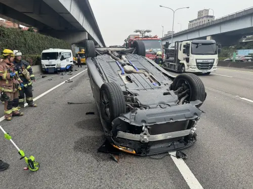 20歲女國道開一半恍神！賓士「追撞故障小貨車」180度猛翻躺路中