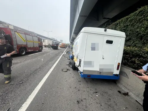 ▲廖女的車輛180度翻覆於路中央，而這起意外也造成廖女、李男受傷。（圖／警方提供）