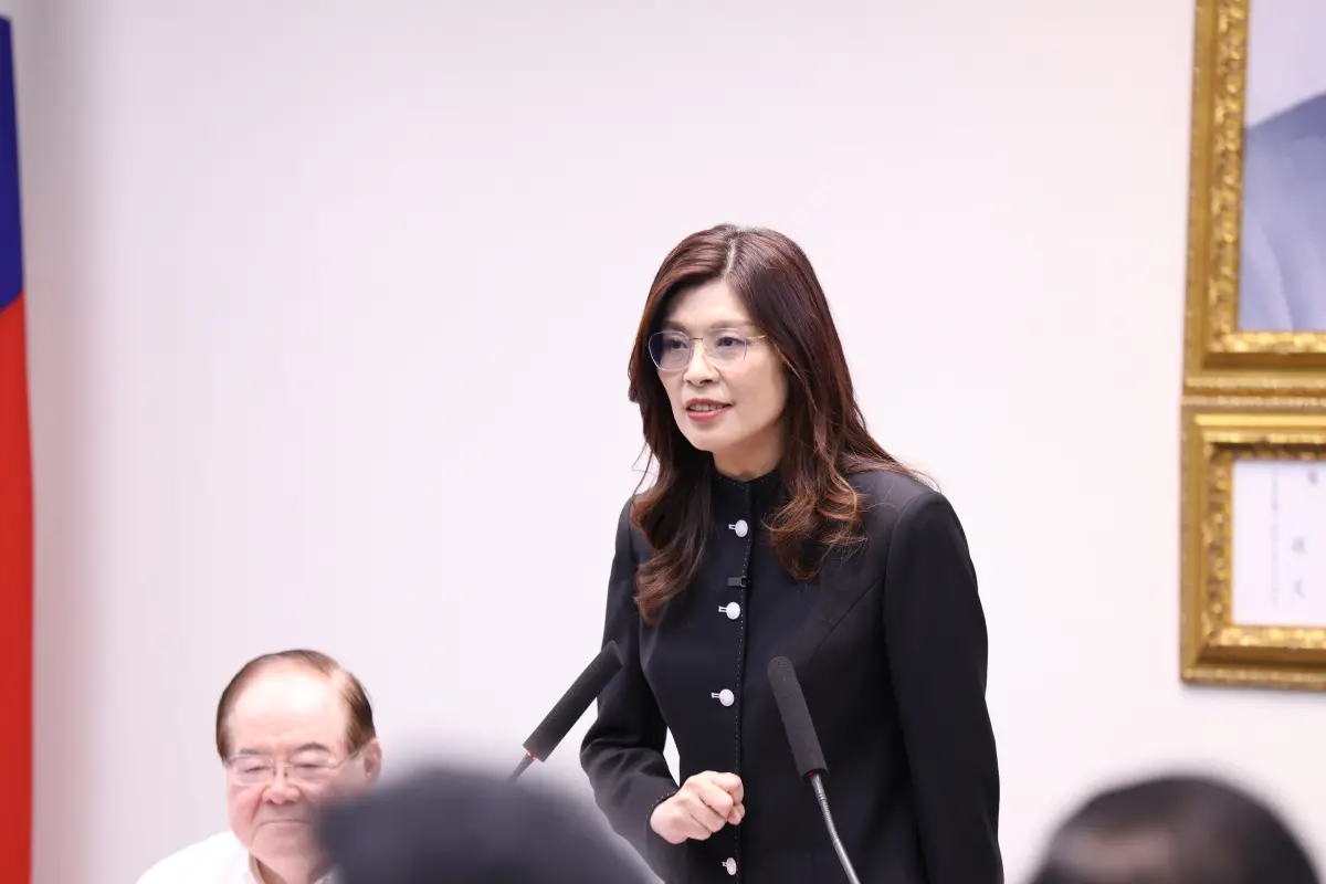 ▲國民黨主席鄭麗文結束訪中行後，特別穿上在南京製作的女版「中山裝」在黨中央主持中常會。（圖／翻攝畫面）