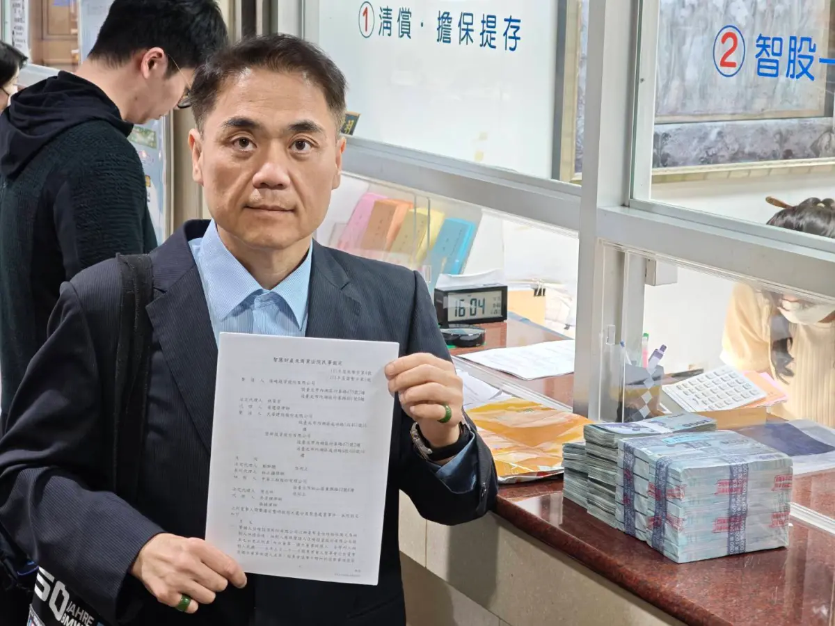 ▲中工寶佳之爭出現關鍵轉折！律師林正疆（圖）代表堡新投資等股東，持商業法院裁定書並備妥 330 萬元現金擔保金，正式向台北地院聲請強制執行，要求中工依裁定恢復遭剔除的董監事候選名單 。（圖／堡新提供）