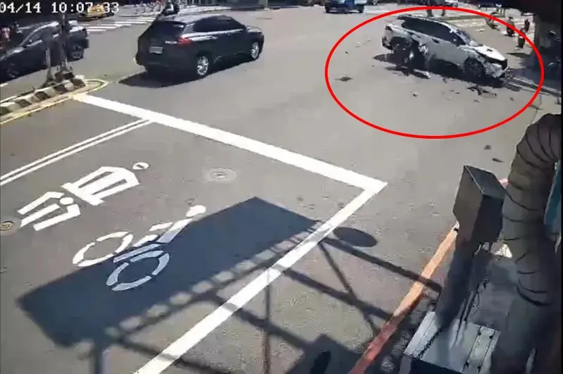 ▲台南成大男大生高速直行與左轉休旅車發生碰撞，拋飛身亡。（圖／翻攝畫面）