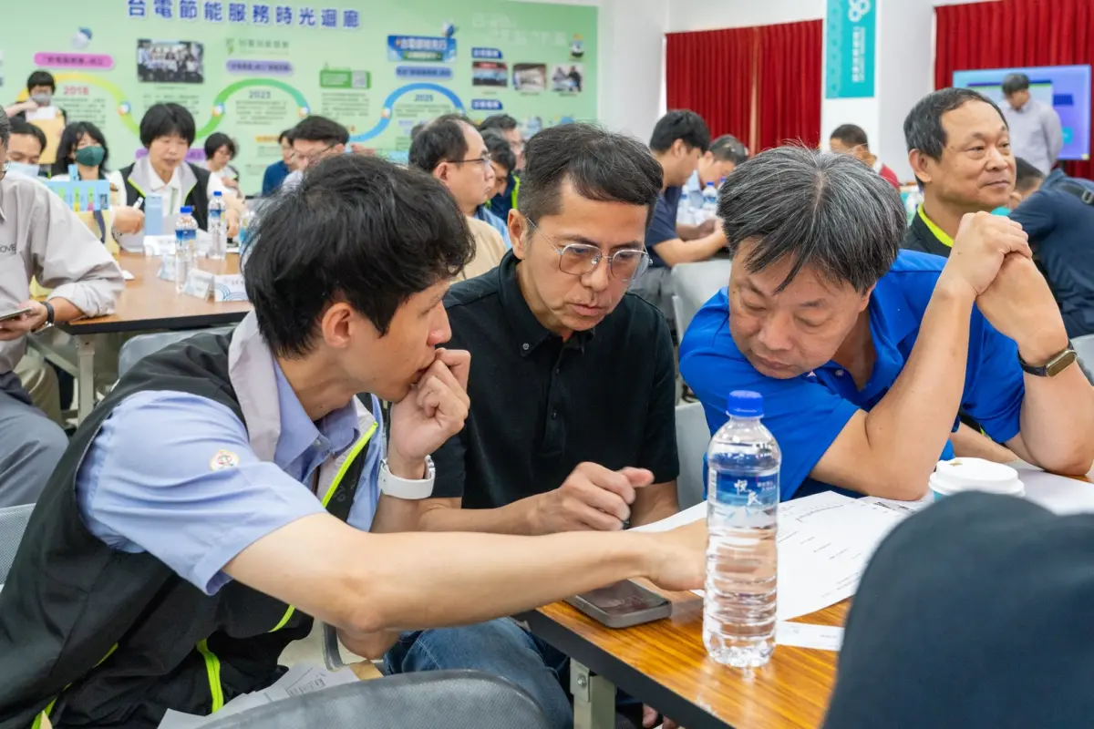 ▲座談會提供「桌邊專員服務」，現場分析用戶用電情形，一對一提供客製化節電建議，協助用戶評估後續透過能源技術服務業（ESCO）。（圖／台電提供）