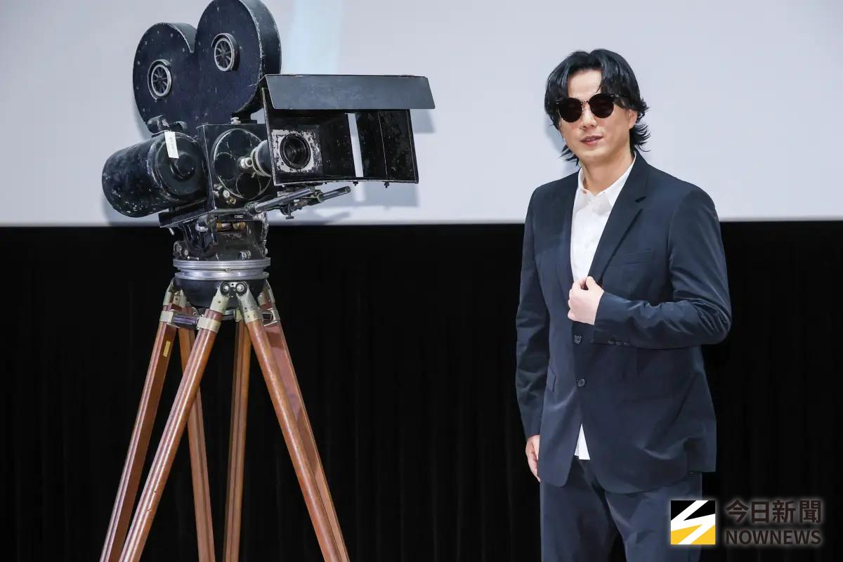 ▲蕭煌奇（如圖）受邀為台語片70週年創作單曲〈做陣來去看電影〉，今（15）日現身首映會，他幽默表示：「影廳『看』起來好大，邀請歌迷做陣來『用心』看電影。」（圖／記者趙文彬攝影）