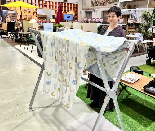 ▲租屋族首選！特力屋「不鏽鋼可伸縮單桿雙層衣架」具備彈性調整設計，換季晾曬大件被單不再費力，不使用時可一秒收納。（圖／特力屋提供）