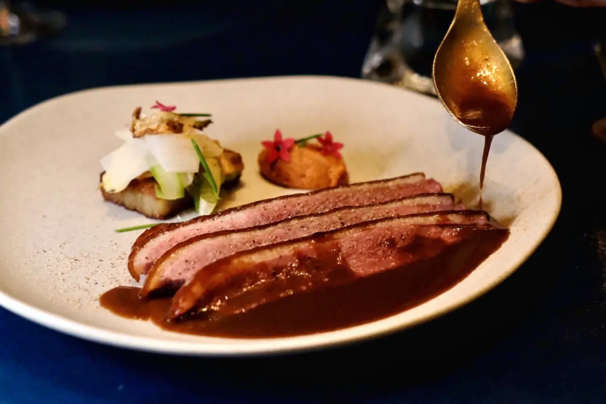 ▲台南晶英酒店「無隅餐廳」推出法式經典「盧昂血鴨」，特別以法國空運來台的純銀製搾鴨器來做出傳統名菜。（圖／記者葉盛耀攝）