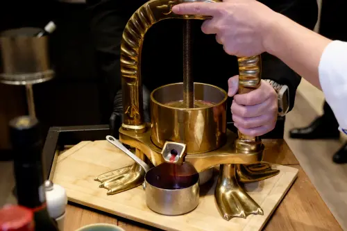 ▲盧昂血鴨以頂奢的純銀搾鴨器，來榨取鴨骨精華。（圖／記者葉盛耀攝）