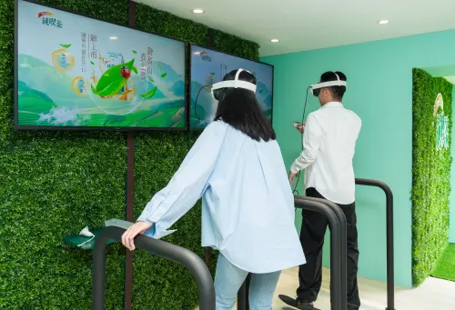 ▲純喫茶新品上市，金萱青茶結合五感體驗與VR科技，帶你穿越高山茶園。（圖／品牌提供）