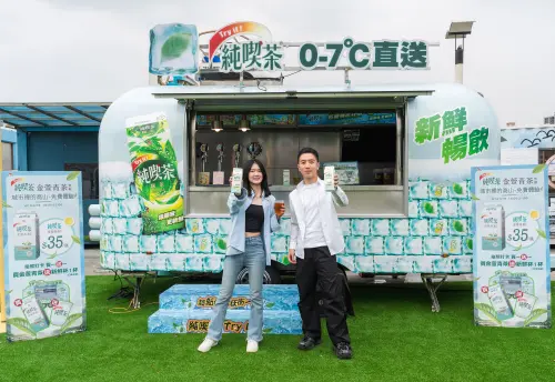 ▲純喫茶暢飲車吸引民眾駐足體驗，感受金萱青茶的清新風味。（圖／品牌提供）