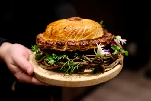 ▲「手作法式肉派」概念來自皮蒂維耶酥皮餅(Pithivier)，包入鴨胸慕斯與豬絞肉。（圖／記者葉盛耀攝）