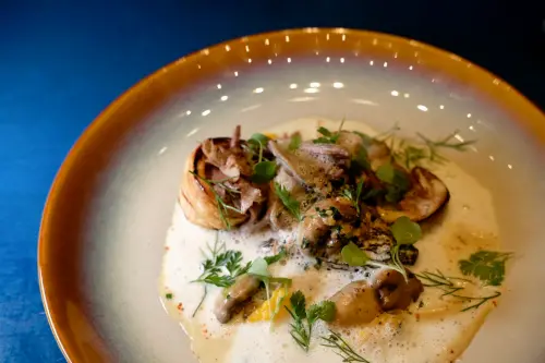 ▲「油封鴨腿菌菇酥盒」是取材自傳統節慶料理奶油酥盒(Vol-au-vent)。（圖／記者葉盛耀攝）