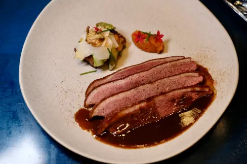 ▲「法式血鴨」以現榨的鴨血、內臟、骨髓加上鴨肉原汁等製作出，配上現片鴨胸。（圖／記者葉盛耀攝）