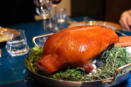 ▲烤鴨整隻鴨隻做法取材自中式烤鴨，採低溫烘烤方式。（圖／記者葉盛耀攝）