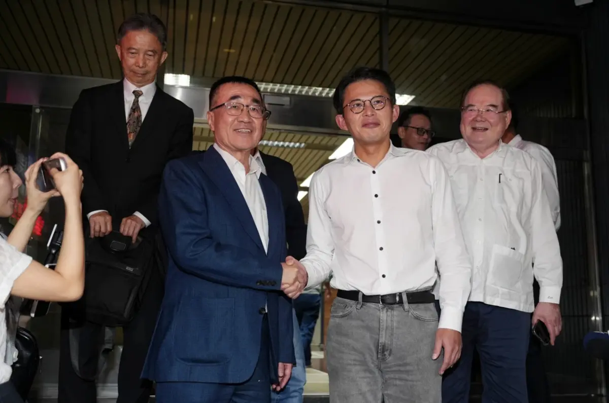 ▲藍白新北工作小組今下午協商共推參選人過程，國民黨李四川和民眾黨黃國昌握手合影。（圖／記者蘇柏銓攝）