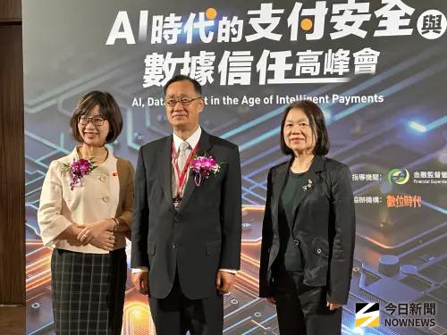 ▲萬事達卡與聯卡中心今（15）日共同舉辦「AI時代的支付安全與數據信任高峰會」，左至右分別為萬事達卡台灣區董事總經理陳懿文、聯卡中心董事長桂先農及聯卡中心總經理呂蕙容。（圖／記者顏真真攝）