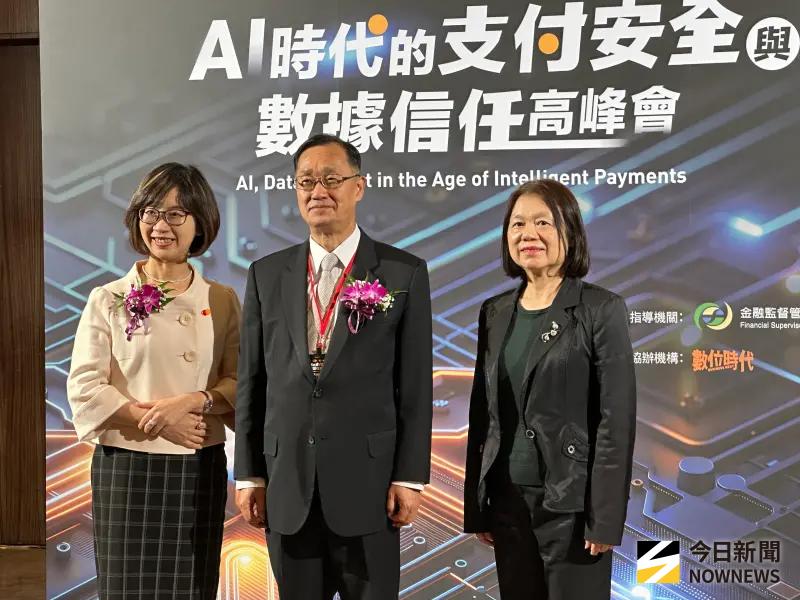    ▲萬事達卡與聯卡中心今（15）日共同舉辦「AI時代的支付安全與數據信任高峰會」，左至右分別為萬事達卡台灣區董事總經理陳懿文、聯卡中心董事長桂先農及聯卡中心總經理呂蕙容。（圖／記者顏真真攝）  
