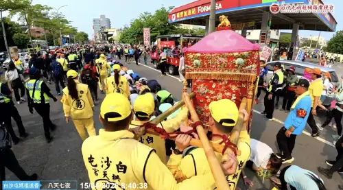 ▲白沙屯媽祖進香中，一名佩戴紅臂章的藍衣長者引發關注，原來他是資深轎班成員陳弼宏，因長年隨行並熟悉媽祖行進模式，負責協助判斷路線，被稱為「媽祖導航員」。（圖／Youtube＠白沙屯媽祖網路電視台）