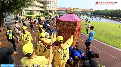 ▲陳弼宏曾遭6.4公分釘子刺入胸口，歷經7小時手術奇蹟生還，更加堅信媽祖庇佑，持續投入進香活動。（圖／Youtube＠白沙屯媽祖網路電視台）