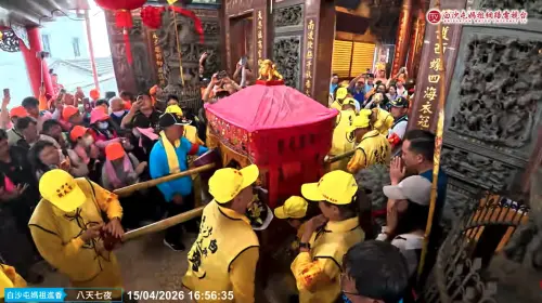 ▲陳弼宏從年輕時加入轎班，累積超過30年經驗，在隊伍中扮演關鍵角色，過去就曾多次幫忙和鑾轎內的媽祖溝通。（圖／Youtube＠白沙屯媽祖網路電視台）