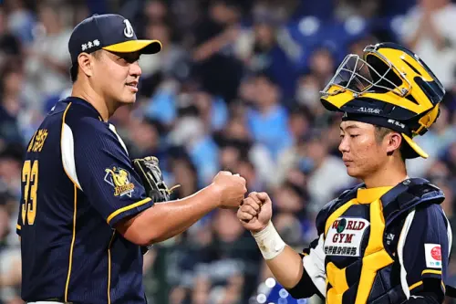 ▲鄭浩均日前先發對戰台鋼雄鷹，僅投3.1局就狂失8分，創下生涯最慘一戰。賽中因兩度投球超時及退場時與捕手互動冷淡，引發外界質疑「情緒管理」的問題。（圖／中信兄弟提供）