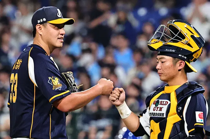 ▲中信兄弟昨（14）日對上台鋼雄鷹，先發捕手陳統恩、投手鄭浩均卻因Pitchcom（電子暗號發送器）故障，造成溝通不良，本月6日兩人也曾先發配合，不過兩場都未取得勝利，且在首局都有失分狀況。（圖／取自中信兄弟官方粉絲團）