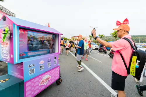 ▲小緣以自然的情緒與現場隨香民眾進行即時互動。（圖／橘子集團提供）