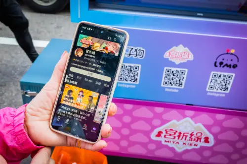 ▲小緣進香期間天天推出3小時主題直播，帶領粉絲體驗「數位香燈腳」的隨香樂趣。（圖／橘子集團提供）