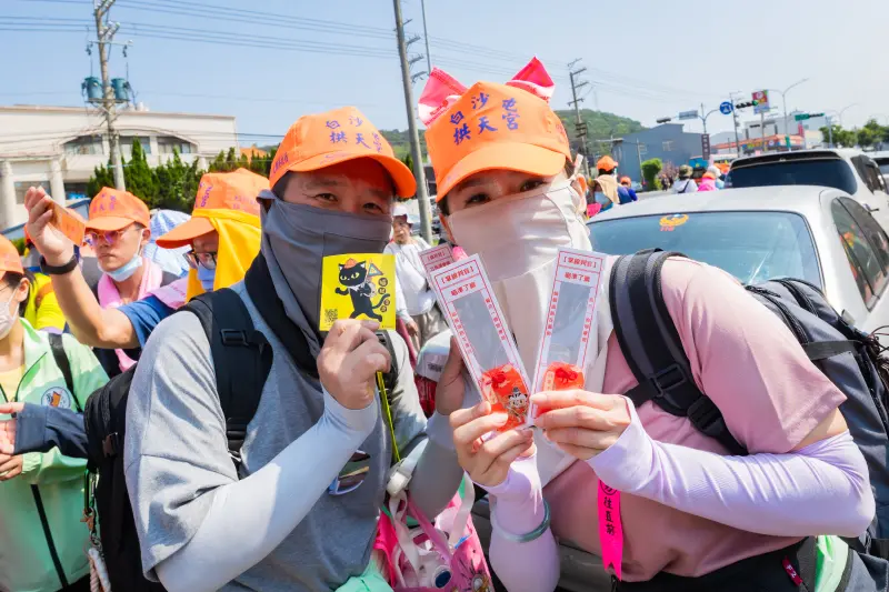   ▲小緣準備多款限定結緣品與香燈腳熱情互動，創造徒步進香中的療癒時刻。（圖／橘子集團提供）  