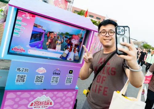 ▲「小緣號」於行進途中進行直播，吸引香燈腳駐足。（圖／橘子集團提供）