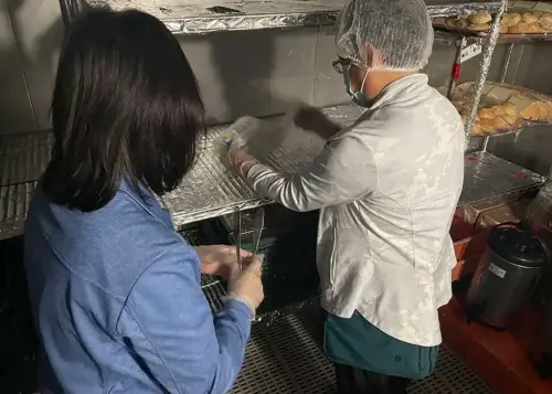 國中畢旅驚傳食物中毒！70名師生就醫、衛生局採檢送驗　業者回應