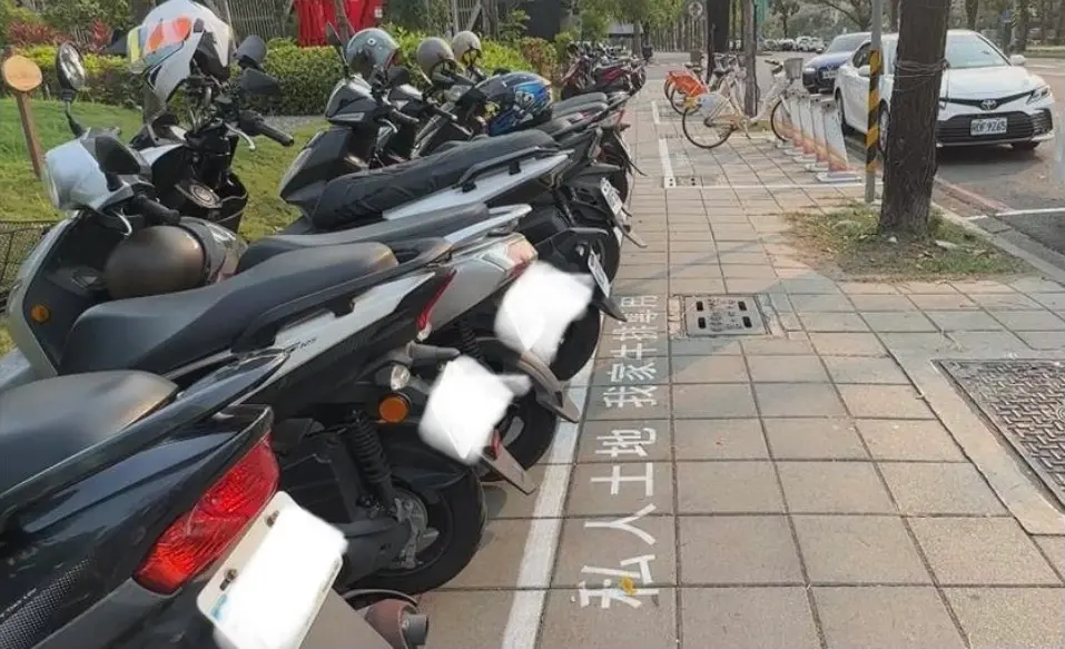 ▲高雄三民區知名牛排館將人行私自劃設停車格，引發爭議，工務局、都發局、交通局與警方15日下午會同到場會勘。（圖／讀者提供）