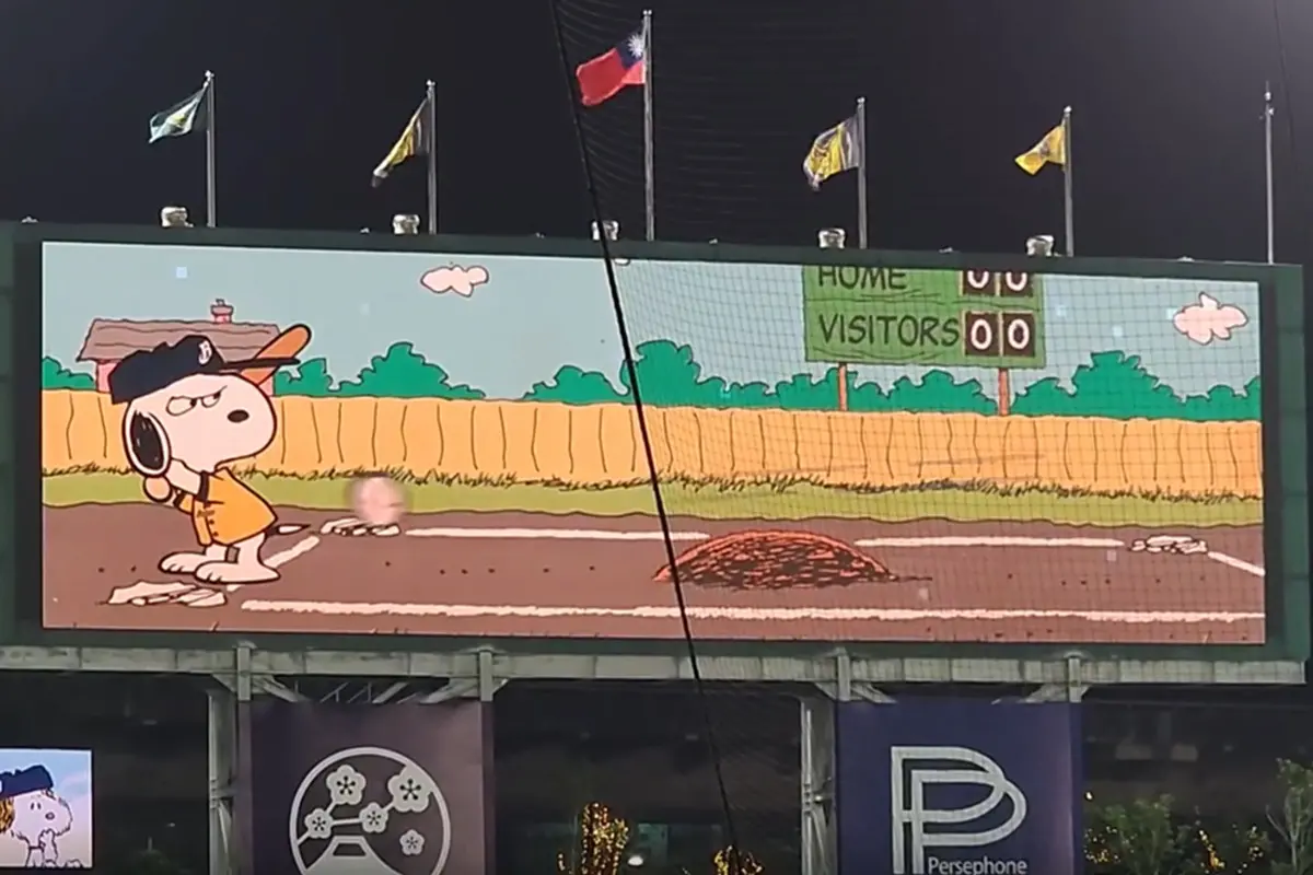 ▲中信兄弟主場近期搶先開箱全新的得分動畫，圖中穿著黃衫的史努比（Snoopy）揮棒將球擊飛的萌樣，迅速在社群平台爆紅，吸引超過7000人點讚、轉發逾3000次。（圖／翻攝自Threads）
