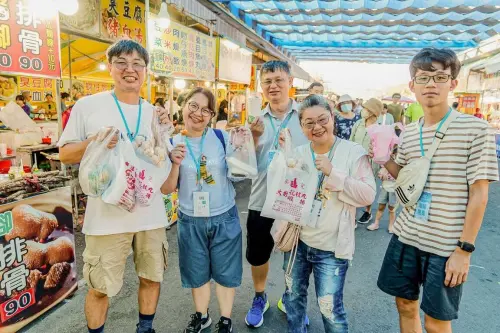 ▲興達港觀光漁市可採買新鮮海產。（圖／高雄觀光局）