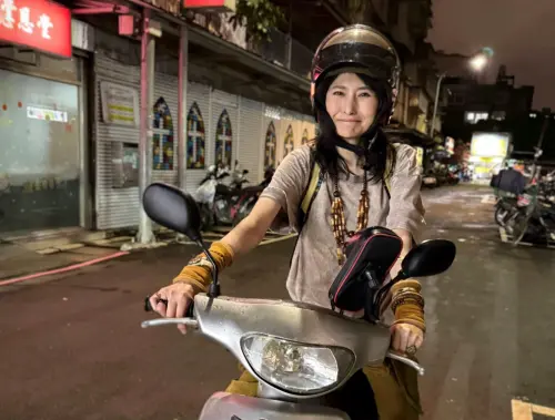 ▲日本大胃女王安潔拉這次還嘗試在台灣騎機車。（圖／IG@angela_satou）