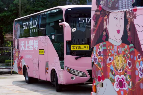 ▲星宇航空公益巴士車身以「粉紅超跑」為設計概念，彩繪精緻的媽祖、千里眼與順風耳。（圖／星宇航空提供）