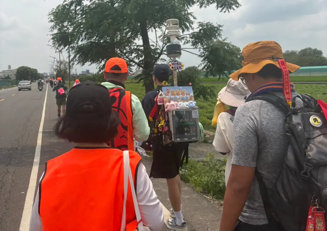 ▲今年白沙屯媽祖進香的眾多香燈腳中，赫然出現背著「造價10萬元」機器一起進香的「奇行種」。（圖／曹嘉宏提供）