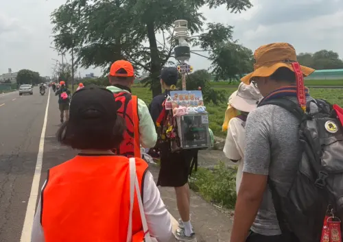 白沙屯媽祖「奇行種香燈腳」超搶眼！真實身份曝光：背著10萬進香