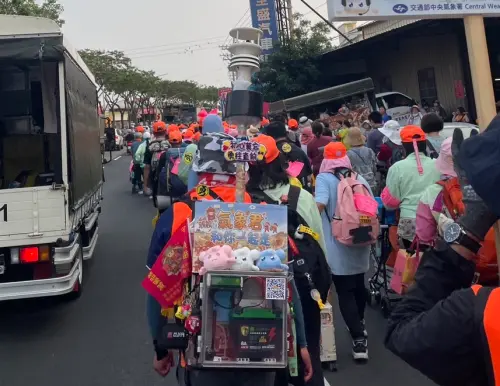 ▲今年白沙屯媽祖徒步進香，氣象署派出員工背著「行動氣象儀」隨行觀測。（圖／曹嘉宏提供）